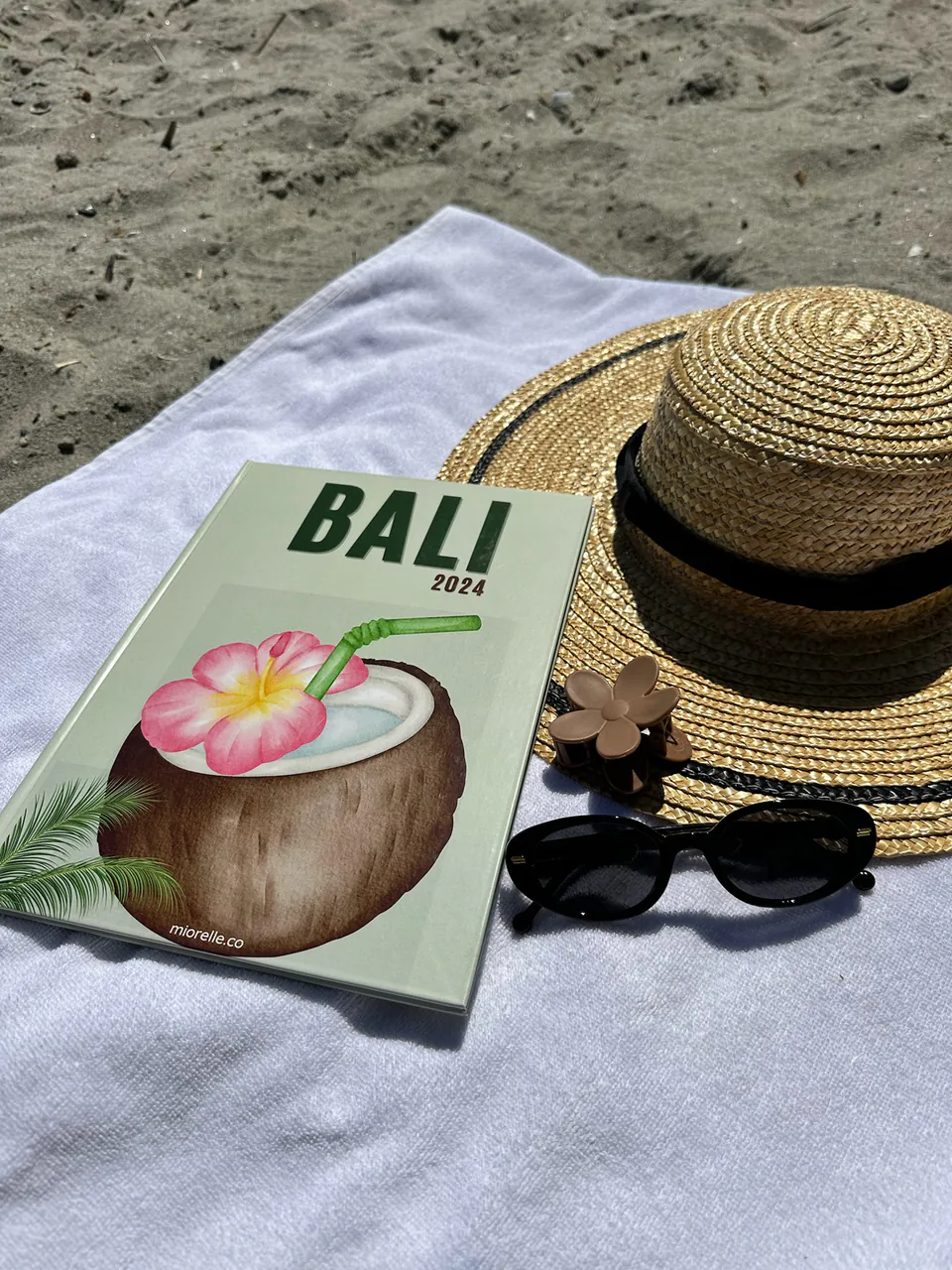 Bali kapaklı fotokitap, plajda hasır şapka ve gözlükle