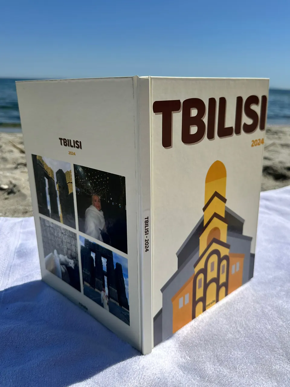 Tbilisi kapaklı fotokitap, kumsalda